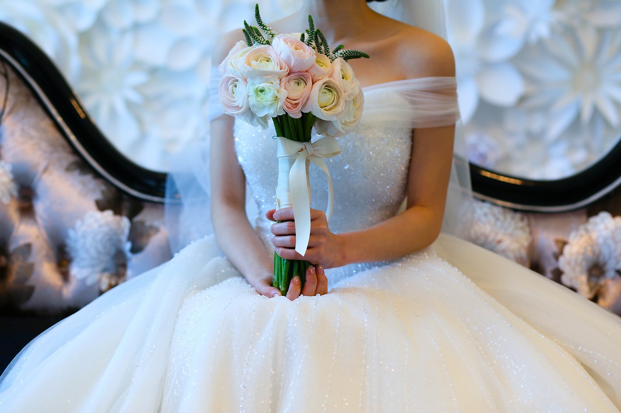 robe de mariée avec bouquet de fleurs